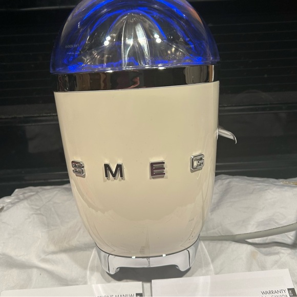 Citrus Juicer – Retro-Style Cream – SMEG USA SMEG Citrus Juicer - Cream color